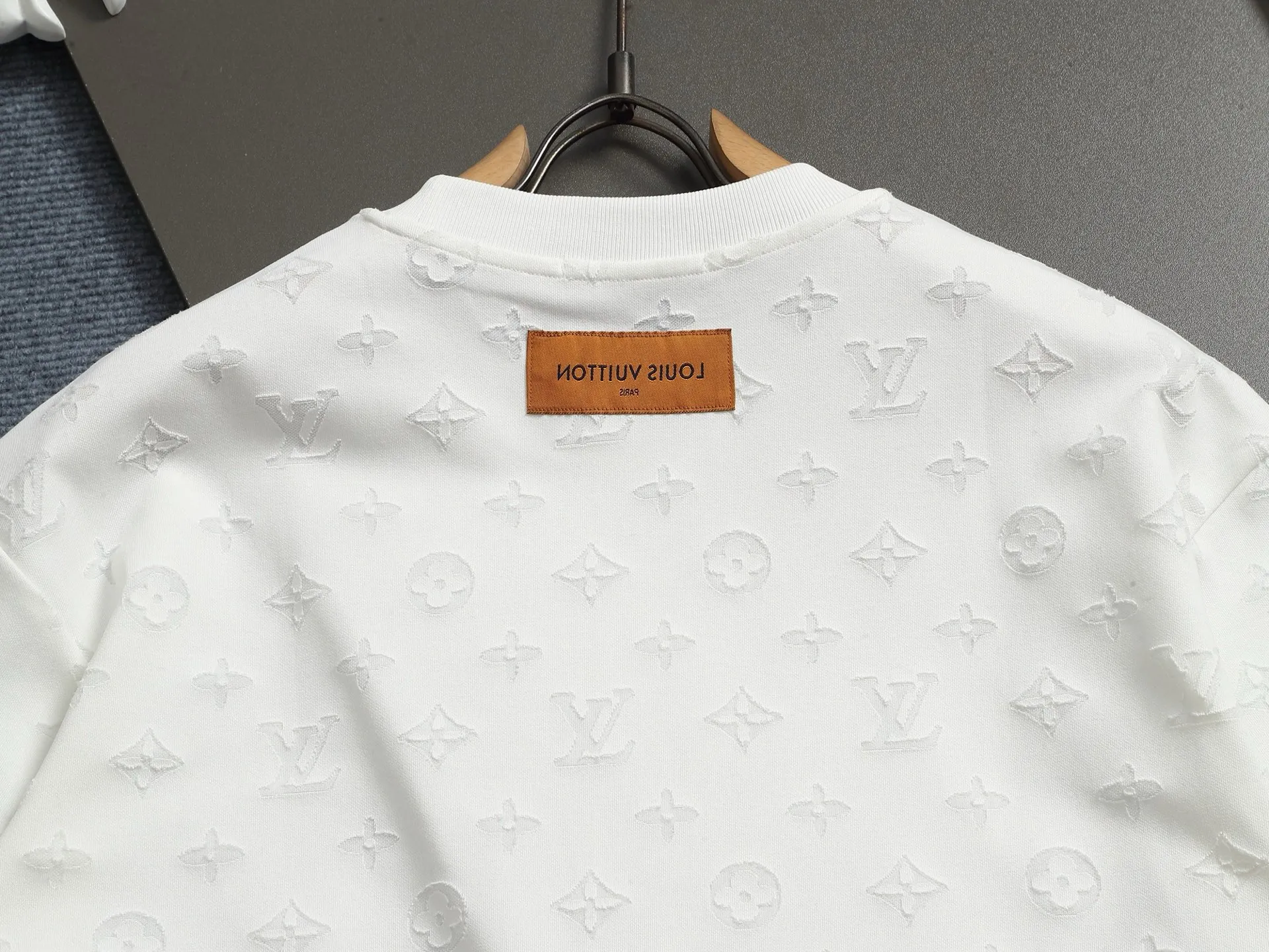 🅿️220 Louis Vuitton/Louis Vuitton Sweater jacquard towel embroidery The large logo is exquisitely upgraded, inspired by the retro embroidery of the 1980s. The original fabric is the same as the official short-sleeved T-shirt. The fabric is dyed in the same vat. It feels very comfortable. The latest brick cabinet synchronization for spring and summer. Fashionable and personalized. Super versatile and good-looking. It is very suitable for both men and women. A must-have for everyone. Hang tag. Collar label. Washed wheat. Complete with three labels. Color: black white. Size: S M L XL